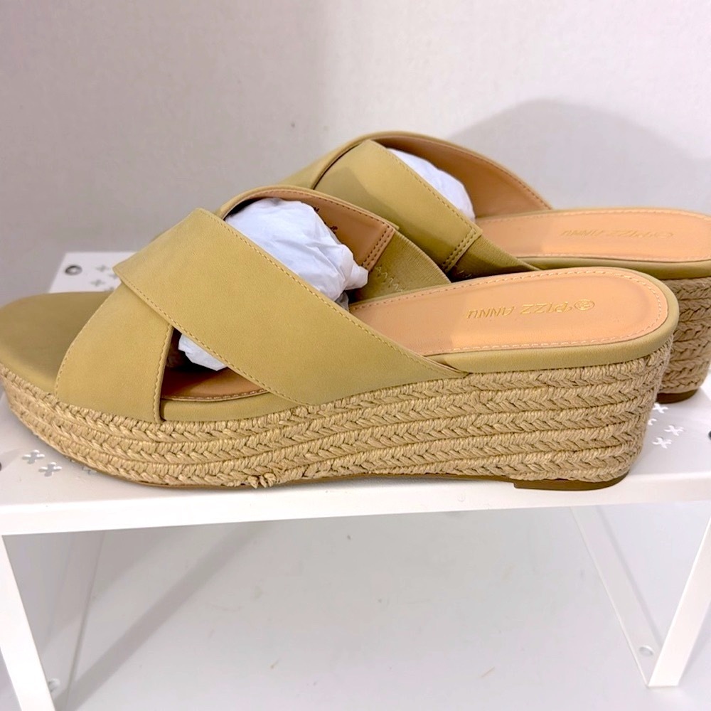 Pizz Annu Women's Tan 2.5” Wedge Heels Sandals Size 10 Slip On - Picture 7 of 7